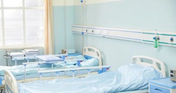 最近有位讀者生病住院，給我們留言吐槽：自己平時(shí)在公司受下屬尊敬，收入也算超越大多數(shù)同齡人，結(jié)果到了醫(yī)院，和陌生人擠在 4 人間，才體會(huì)到什么叫疾病面前人人平等。問他為什么不住 “特需病房” 時(shí)，他顯得有些茫然，居然不知道是什么……今天，給大家科普一下 “特需醫(yī)療”，同時(shí)介紹一款可以報(bào)銷特需的百萬醫(yī)療險(xiǎn)：復(fù)星超越保 2020，有需要的朋友可以重點(diǎn)關(guān)注。