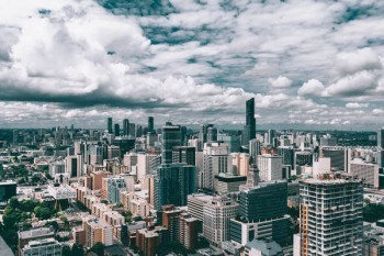 交保險中途不交了可以退多少