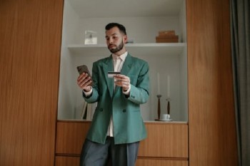 信用卡還不起了怎樣處理最妥當？信用卡逾期不還款的后果？