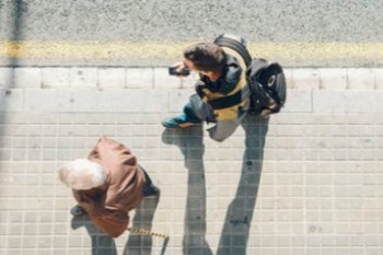 保險公司不按國家規(guī)定賠付怎么辦