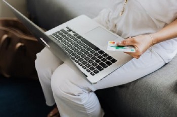 因為坐牢信用卡逾期了怎么辦？信用卡逾期是怎么定義的？