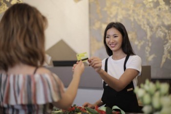 信用卡逾期征信多久會消除？逾期怎么跟銀行協(xié)商？