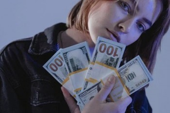 信用卡分期付款手續(xù)費怎么算？能提前還款嗎？