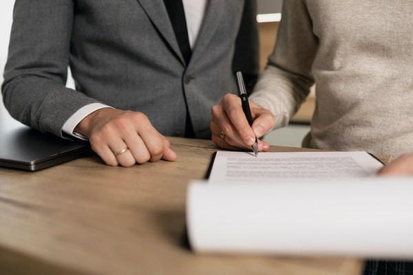 關(guān)于退保保費(fèi)到賬時間的規(guī)定！保險公司延遲退保怎么辦？