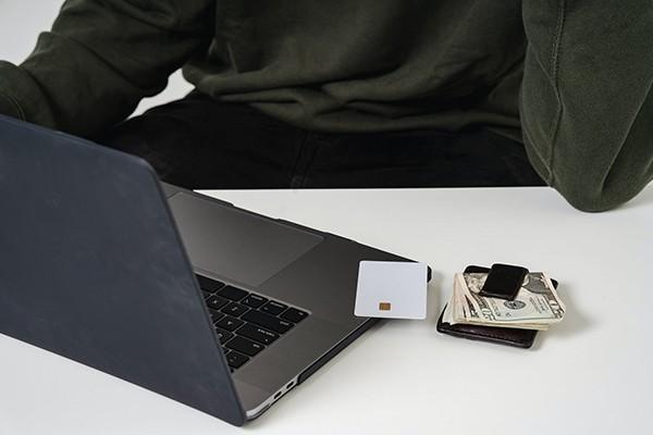 信用卡連續(xù)三個月逾期了有哪些后果