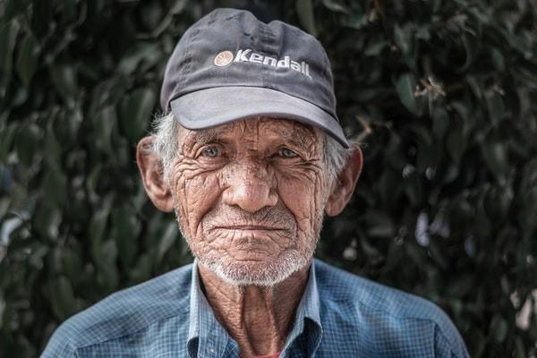80多歲的老人買什么保險好