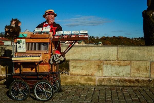 60歲以上的老人買什么保險比較好？大概要多少錢一年？