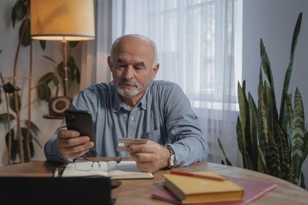 50歲左右買什么保險(xiǎn)比較好？一年大概要多少錢？