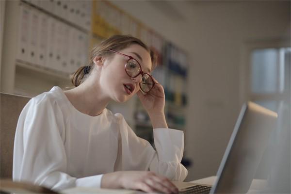 欠信用卡千萬別分期提前還是為什么？有什么損失嗎？