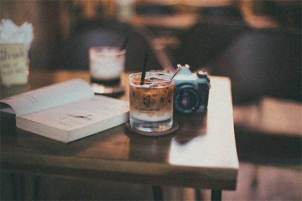 單位交的養(yǎng)老保險計入個人賬戶嗎？能取出來嗎？