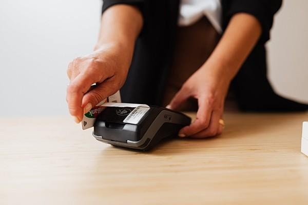如何跟銀行協(xié)商還款？協(xié)商還款后信用卡還能用嗎？