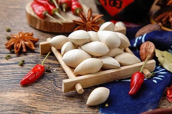 一年存一萬存五萬的保險是什么？可以提前取出來嗎？