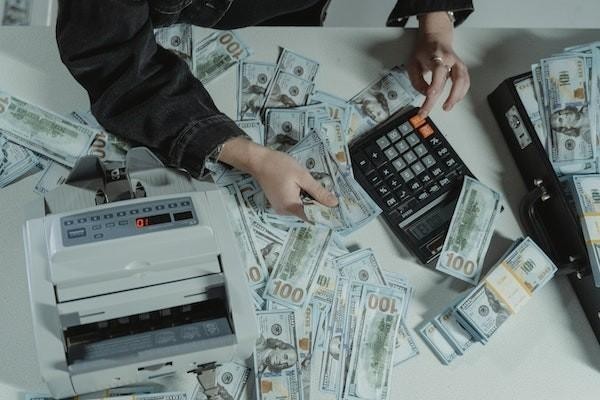 銀行信用卡逾期可以出國嗎？逾期被起訴怎么辦