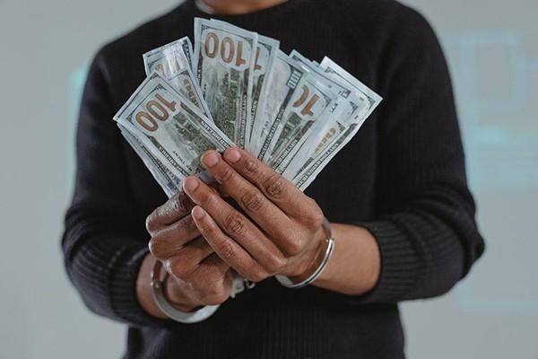 度小滿逾期10萬會坐牢嗎？逾期10萬會暴力催收嗎