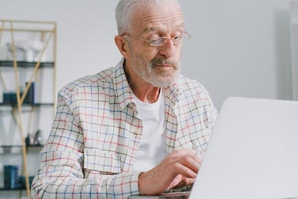 60歲以上老人意外保險怎么賠償？怎么報銷？