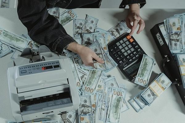 支付寶4千逾期一年了還能用嗎，利息多少