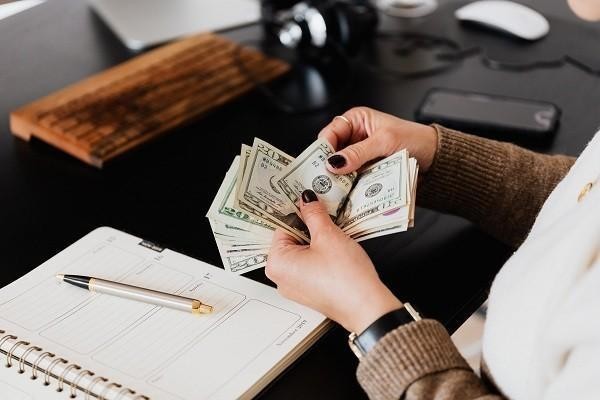 招行信用卡逾期了怎么跟銀行協(xié)商解決，利息怎么減免