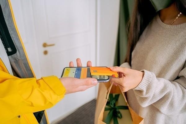 欠白條一萬違約金怎么算，利息怎么算
