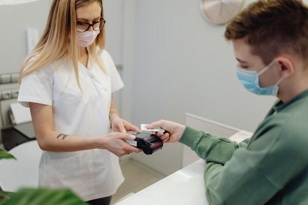 招商信用卡逾期三個(gè)月可以協(xié)商減免利息嗎，還款流程是什么