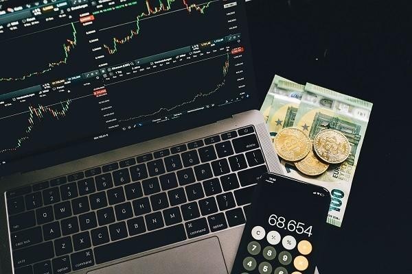 農商銀行信用卡逾期多久起訴，可以繼續(xù)借款嗎