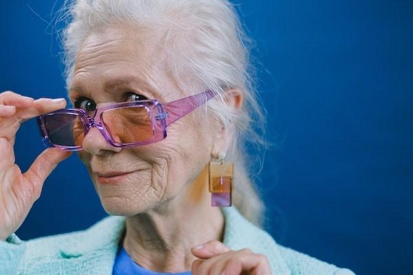 60歲的女人買什么保險比較好？怎么買保險？
