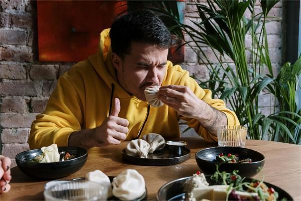 保險(xiǎn)交了兩年退保對(duì)業(yè)務(wù)員有什么損失嗎，可以全額退嗎