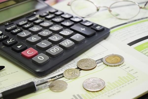 欠中信信用卡8萬(wàn)逾期怎么解決，8萬(wàn)影響家人嗎