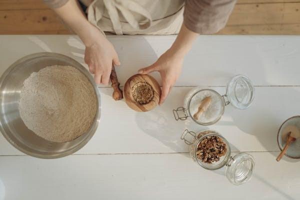 百年人壽交了一萬能退多少？退保時(shí)如何操作？