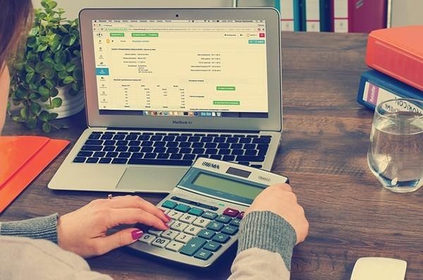 信用卡借款逾期后還款會(huì)怎么樣？逾期還款違約金能免嗎？