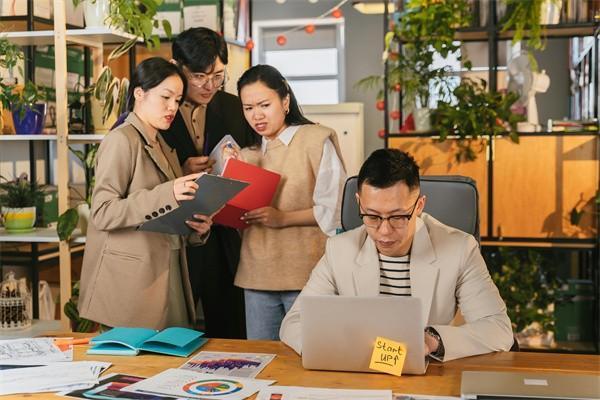 保險(xiǎn)還剩好幾期覺(jué)得沒(méi)益處不想交了怎么最大程度退保？教您兩招！