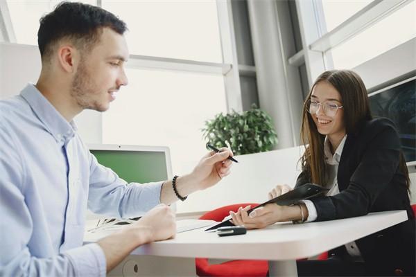 買了一堆保險想要退保怎么做沒損失？看完這兩點你就清楚了！